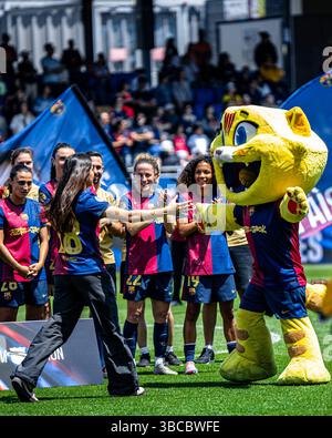 Barcelona, Spanien . Mai 2025. Barcelona, Spanien, 18. Mai 2025 Kika Nazareth mit dem Barcelona Maskottchen CAT während des Liga-F-Spiels zwischen FC Barcelona und Athletic Club beim Estadi Johan Cruyff in Barcelona, Spanien (Unnati Naidu/SPP) Credit: SPP Sport Press Photo. /Alamy Live News Stockfoto
