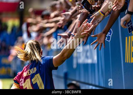 Barcelona, Spanien . Mai 2025. Barcelona, Spanien, 18. Mai 2025 Alexia Putellas (11, Barcelona) mit den Fans während des Liga-F-Spiels zwischen FC Barcelona und Athletic Club beim Estadi Johan Cruyff in Barcelona, Spanien (Unnati Naidu/SPP) Credit: SPP Sport Press Photo. /Alamy Live News Stockfoto