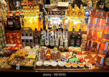 Morella, Castellon, Spanien – 18. April 2025: Vintage-Feinkostgeschäft und Lebensmittelgeschäft in der Altstadt von Morella, der ummauerten Stadt auf einem Hügel Stockfoto