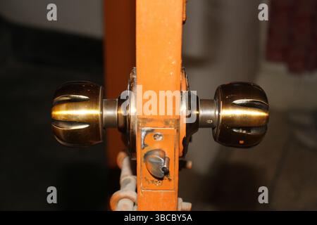 Nahaufnahme eines Türknappschlosses an einer Tür mit beiden Seiten. Stockfoto