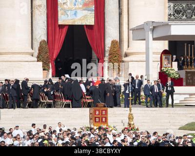 Vorbereitung der Eröffnungsmesse des Pontifikats von Papst Leo XIV Stockfoto