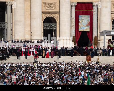 Vorbereitung der Eröffnungsmesse des Pontifikats von Papst Leo XIV Stockfoto