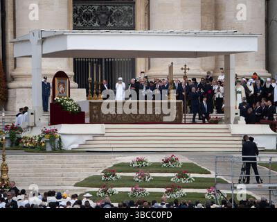 Vorbereitung der Eröffnungsmesse des Pontifikats von Papst Leo XIV Stockfoto