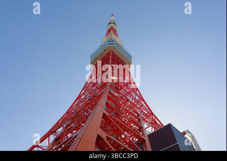 Blick auf den ikonischen Tokyo Tower, eingerahmt von einem klaren Winterhimmel Stockfoto