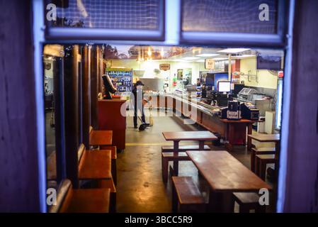 Mitarbeiter reinigen das Restaurant nach Schließung Stockfoto