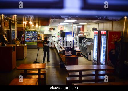 Mitarbeiter reinigen das Restaurant nach Schließung Stockfoto