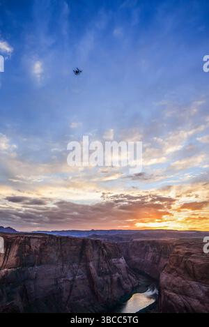 Die Drohne fliegt über Horseshoe Bend, einem hufeisenförmigen, eingeschnittenen Mäander des Colorado River, Glen Canyon, Arizona Stockfoto