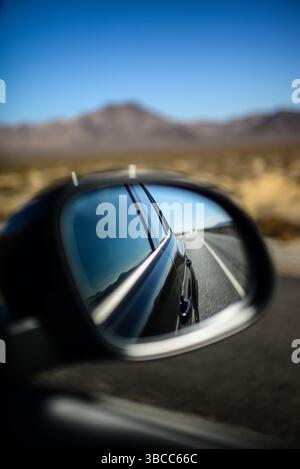 Blick auf einen Arizona Highway durch den Rückspiegel eines Autos Stockfoto