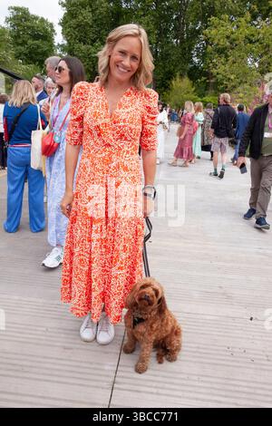 London, Großbritannien. Mai 2025. Am RHS Chelsea Flower Show Preview Day, Sophie Raworth und ihr Hund Luna. Quelle: Anna Watson/Alamy Live News Stockfoto
