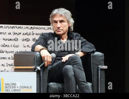 Turin, Italien. Mai 2025. Turin Buchmesse Luciano Ligabue Credit: Unabhängige Fotoagentur/Alamy Live News Stockfoto