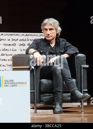 Turin, Italien. Mai 2025. Turin Buchmesse Luciano Ligabue Credit: Unabhängige Fotoagentur/Alamy Live News Stockfoto