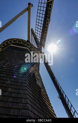 Niedriger Winkel, Nahansicht der Windmühle vor blauem Himmel Stockfoto