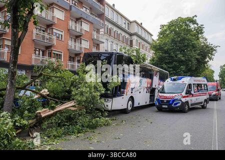 Turin, Italien. Mai 2025. Bus di studenti in gita finisce contro un albero - Torino, Italia - Cronaca - lunedì 19 maggio 2025 - ( Foto Nicolo Campo/LaPresse ) Studentenbus stürzt in Baum - Turin, Italien - Montag, 19. Mai 2025 - Nachrichten - ( Foto Nicolo Campo/LaPresse ) Credit: LaPresse/Alamy Live News Stockfoto