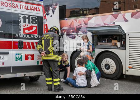 Turin, Italien. Mai 2025. Bus di studenti in gita finisce contro un albero - Torino, Italia - Cronaca - lunedì 19 maggio 2025 - ( Foto Nicolo Campo/LaPresse ) Studentenbus stürzt in Baum - Turin, Italien - Montag, 19. Mai 2025 - Nachrichten - ( Foto Nicolo Campo/LaPresse ) Credit: LaPresse/Alamy Live News Stockfoto