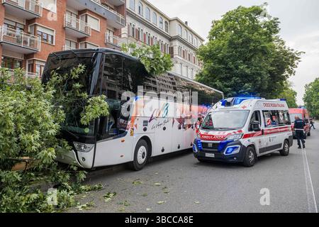 Turin, Italien. Mai 2025. Bus di studenti in gita finisce contro un albero - Torino, Italia - Cronaca - lunedì 19 maggio 2025 - ( Foto Nicolo Campo/LaPresse ) Studentenbus stürzt in Baum - Turin, Italien - Montag, 19. Mai 2025 - Nachrichten - ( Foto Nicolo Campo/LaPresse ) Credit: LaPresse/Alamy Live News Stockfoto