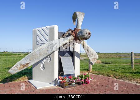 Das Lancaster-Denkmal des Zweiten Weltkriegs mit Gedenktafel und Propeller des Bomberflugzeugs aus dem 2. Weltkrieg erinnert an die Flugzeugbesatzung, die auf Texel, Niederlande, ums Leben kam Stockfoto