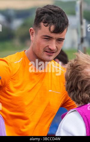Der GAA-Spieler Kyle Hayes wurde bei einem Harness Racing Meeting am Harbour View Beach, West Cork, Irland, in Ungnade versetzt. Stockfoto