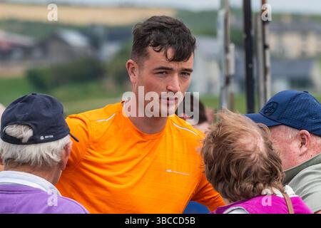 Der GAA-Spieler Kyle Hayes wurde bei einem Harness Racing Meeting am Harbour View Beach, West Cork, Irland, in Ungnade versetzt. Stockfoto
