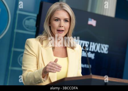 Washington, Vereinigte Staaten. April 2025. Pressesekretärin des Weißen Hauses, Karoline Leavitt, hält am 19. Mai 2025 ein Briefing im Weißen Haus in Washington, DC. Quelle: Chris Kleponis/CNP/dpa/Alamy Live News Stockfoto