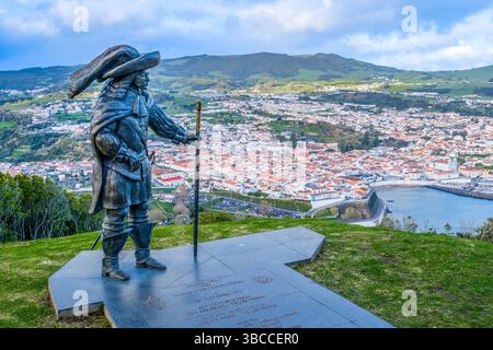 Bronzestatue von König Afonso VI. Mit Blick auf die Stadt Angra do Heroismo vom Monte Brasil. Historisches Denkmal mit Panoramablick auf Terceira Stockfoto