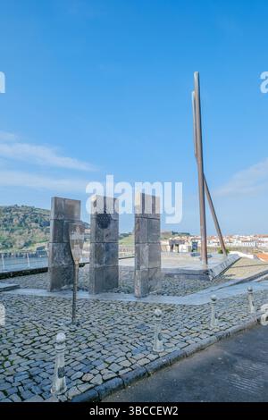 World war I Memorial mit Panoramablick. Denkmal für die Gefallenen des Ersten Weltkriegs in Angra do Heroismo, Terceira Island, Azoren, Portugal, moderne Desi Stockfoto