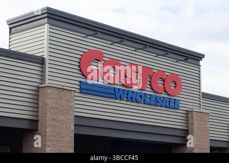 Das Costco-Schild befindet sich am Eingang des Geschäfts in Central Point, Oregon. Stockfoto