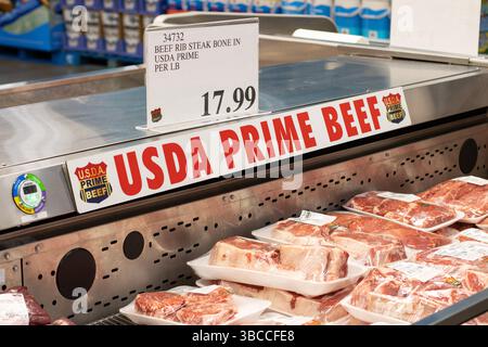 USDA Prime Beef Rib Steak in der Kühlbox in einem Costco Laden. Stockfoto