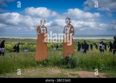 Vers-Sur-Mer, Frankreich - 05 16 2025: British Normandie Memorial. Panoramablick auf den Stand mit Giants Kunstinstallation mit 2 Silhouetten der Krankenschwester Stockfoto