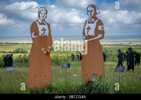 Vers-Sur-Mer, Frankreich - 05 16 2025: British Normandie Memorial. Panoramablick auf den Stand mit Giants Kunstinstallation mit 2 Silhouetten der Krankenschwester Stockfoto