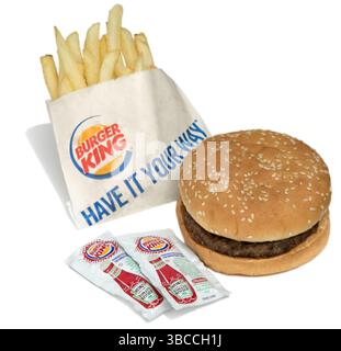 burger King Hamburger und Pommes auf weißem Hintergrund Stockfoto