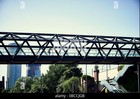 Messefußgängerzone, die den Bahnhof Deansgate mit der Straßenbahnhaltestelle Castlefield verbindet, Manchester, UK Stockfoto