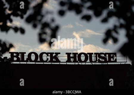 Berlin, Deutschland. Mai 2025. Die Beschriftung der Block House Restaurantkette ist auf einem Dach vor dem Abendhimmel zu sehen. Quelle: Hauke Schröder/dpa/Alamy Live News Stockfoto