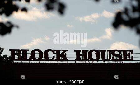 Berlin, Deutschland. Mai 2025. Die Beschriftung der Block House Restaurantkette ist auf einem Dach vor dem Abendhimmel zu sehen. Quelle: Hauke Schröder/dpa/Alamy Live News Stockfoto