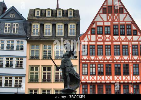 Frankfurt: Frankfurter Marktplatz mit der ikonischen Justitia Statue – Symbol für Gerechtigkeit und Geschichte Stockfoto
