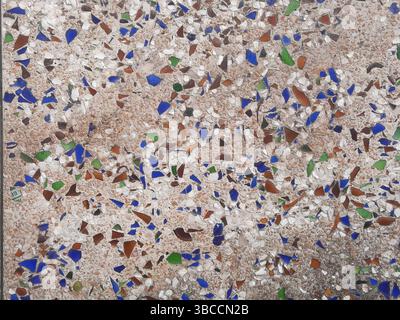 Farbenfrohes Fliesenmuster mit Vintage-Mosaik und Patches. Perfekt für Hintergründe oder Texturen. Horizontale Aufnahme Stockfoto