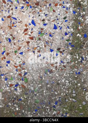 Farbenfrohes Fliesenmuster mit Vintage-Mosaik und Patches. Perfekt für Hintergründe oder Texturen. Vertikale Aufnahme Stockfoto