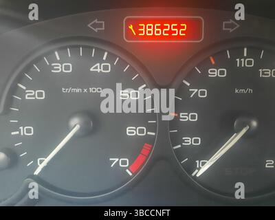 Meilen-Tachometer eines modernen Autos Nahaufnahme Stockfoto