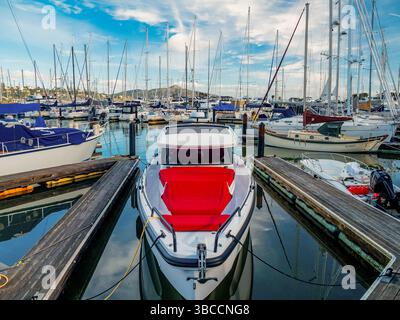 Sausalito, Kalifornien - 01 14 2024: Boote legen an der Sausalito Marina an, mit einem Boot in roter Abdeckung Stockfoto