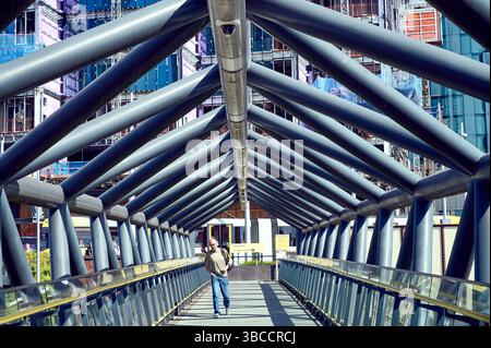 Messefußgängerzone, die den Bahnhof Deansgate mit der Straßenbahnhaltestelle Castlefield verbindet, Manchester, UK Stockfoto
