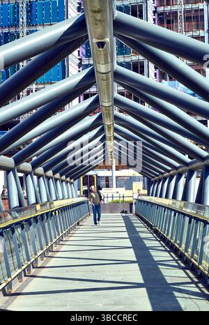 Messefußgängerzone, die den Bahnhof Deansgate mit der Straßenbahnhaltestelle Castlefield verbindet, Manchester, UK Stockfoto