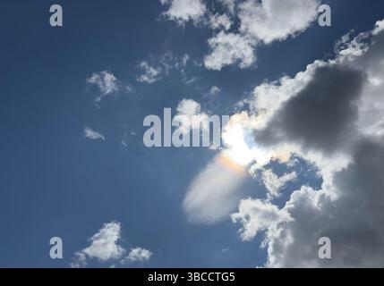 Sonne und Wolken Wetter Himmel Stockfoto