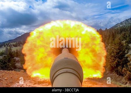 Montanas 1-163. Kombi-Arms-Bataillon beherbergte über ein Dutzend Soldaten der britischen Armee der Royal Wessex Yeomanry (RWxY) in der Limestone Hills Training Facility, um ihren gepanzerten Besatzungsmitgliedern beim Übergang zum Challenger 3-Panzer zu helfen, der derzeit in Produktion ist. Die Ausbildung beinhaltete britische Panzerbesatzungsmitglieder, die in ihren zugewiesenen Rollen auf der M1A2 Abrams zusammen mit unseren Soldaten der Montana National Guard dienten. Diese Art der gemeinsamen Ausbildung dient der Verbesserung der Bereitschaft der britischen Armee, dem Aufbau stärkerer Alliierter Partnerschaften und der Projektion von Todesopfer auf dem Schlachtfeld. Stockfoto