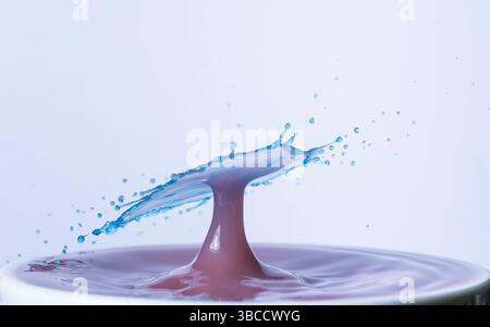 Ein Hochgeschwindigkeitsfoto erfasst einen Wassertropfenaufprall in der Luft. Stockfoto