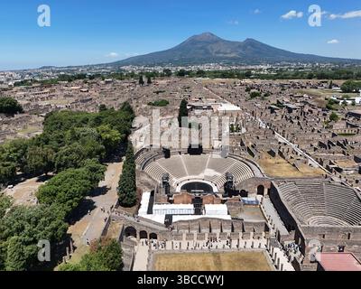 Luftaufnahme des Teatro grande Das Große Theater in der historischen Stadt Pompeji im Schatten des Vesuvs UNESCO-Weltkulturerbe, Pompeji. Stockfoto