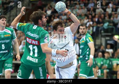 Leipzig, Deutschland. Mai 2025. Andreas Magaard (4, HSV Hamburg) wirft. Handball, DAIKIN HBL, 1. Bundesliga, Saison 2024/2025, 30. Spieltag: SC DHfK Leipzig vs. Handball Sport Verein Hamburg am 19.05.25 in der Quarterback Immobilien Arena Leipzig. Quelle: dpa/Alamy Live News Stockfoto