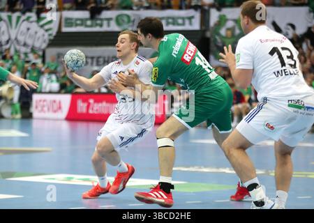 Moritz Sauter (33, HSV Hamburg/am Ball) gegen Marko Mamic (14, SC DHfK Leipzig). Handball, DAIKIN HBL, 1. Bundesliga, Saison 2024/2025, 30. Spieltag: SC DHfK Leipzig vs. Handball Sport Verein Hamburg am 19.05.25 in der Quarterback Immobilien Arena Leipzig. Stockfoto