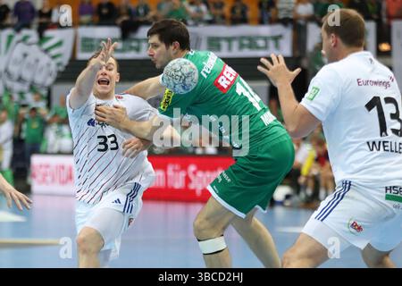 Moritz Sauter (33, HSV Hamburg) spielt den Ball, trotz Bedr?ngung von Marko Mamic (14, SC DHfK Leipzig). Handball, DAIKIN HBL, 1. Bundesliga, Saison 2024/2025, 30. Spieltag: SC DHfK Leipzig vs. Handball Sport Verein Hamburg am 19.05.25 in der Quarterback Immobilien Arena Leipzig. Stockfoto