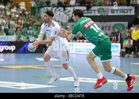 Casper U. Mortensen (51, HSV Hamburg) vor Marko Mamic (14, SC DHfK Leipzig). Handball, DAIKIN HBL, 1. Bundesliga, Saison 2024/2025, 30. Spieltag: SC DHfK Leipzig vs. Handball Sport Verein Hamburg am 19.05.25 in der Quarterback Immobilien Arena Leipzig. Stockfoto