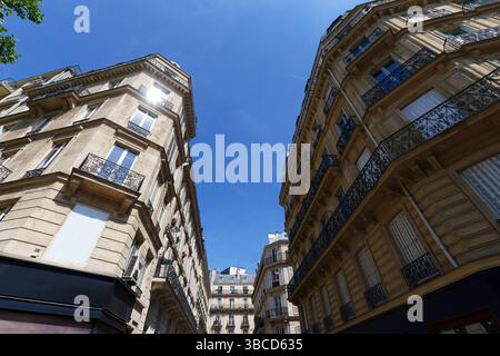 Paris, typische Fassaden und Fenster, schöne Gebäude mit alten Zinkdächern Stockfoto