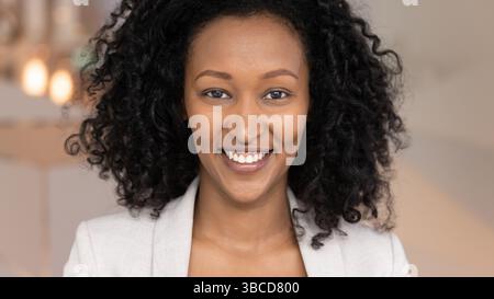 Nahaufnahme einer selbstbewussten afrikanischen Geschäftsfrau Stockfoto